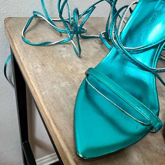 FEMME los angeles 

Luce Minimale in metallic turquoise - Picture 7 of 10